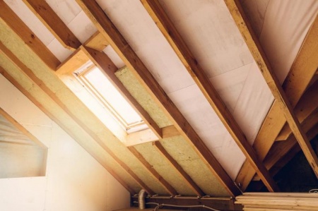 Isolation sous toiture par sarking, une alternative aux combles perdus